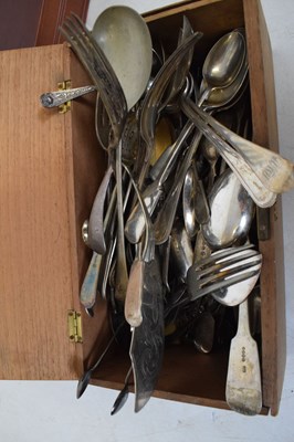 Lot 689 - Two cases of flatware, and loose plated ware
