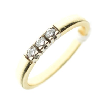 Lot 17 - Three-stone diamond ring