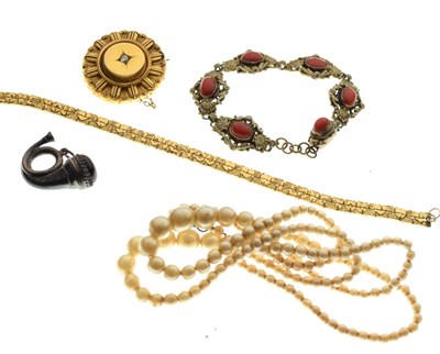 Lot 105 - Small quantity of jewellery including a target brooch, silver horn brooch