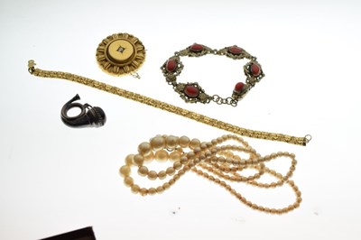 Lot 105 - Small quantity of jewellery including a target brooch, silver horn brooch