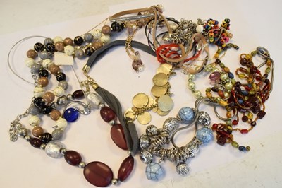 Lot 110 - Quantity of costume jewellery
