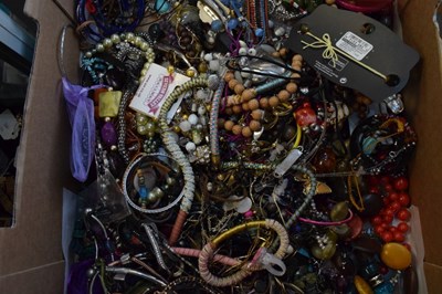 Lot 110 - Quantity of costume jewellery