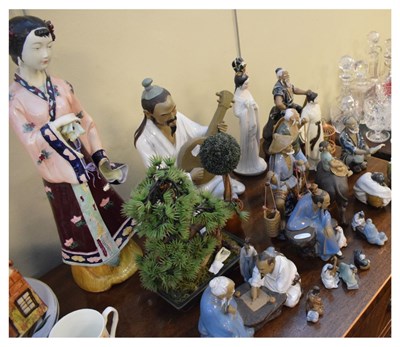 Lot 611 - Quantity of modern Chinese decorative figures, etc