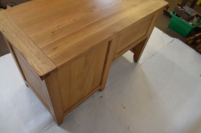 Lot 577 - Modern light oak dressing table/ desk