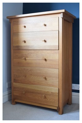 Lot 495 - Modern light oak chest of five drawers