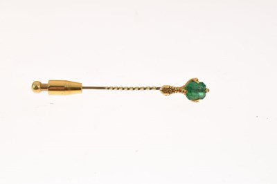 Lot 71 - Emerald stickpin