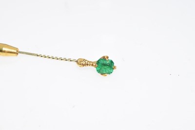 Lot 71 - Emerald stickpin