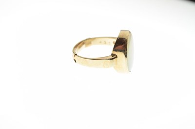 Lot 9 - 9ct gold opal set ring