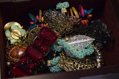 Lot 101 - Large quantity of costume jewellery