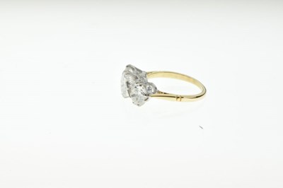 Lot 7 - Three stone diamond ring