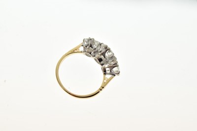 Lot 7 - Three stone diamond ring