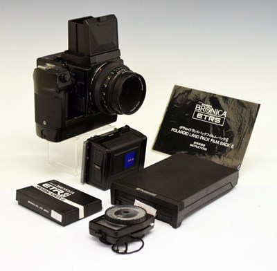 Lot 211 - Zenza Bronica ETRsi camera, serial no 7309622 and accessories