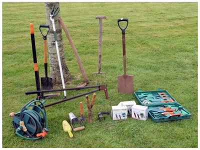 Lot 654 - Quantity of garden tools and implements