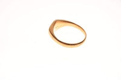 Lot 17 - 18ct gold signet ring