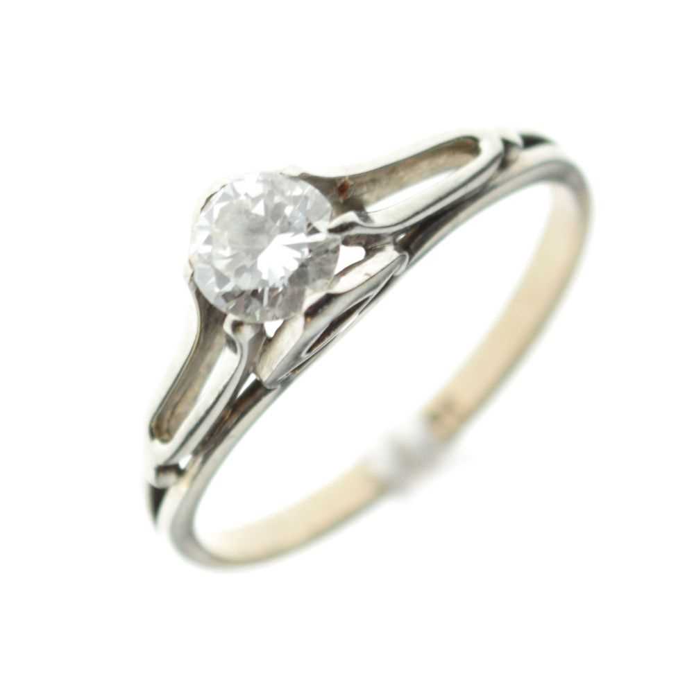 Lot 3 - Single stone diamond ring, 0.6 carat