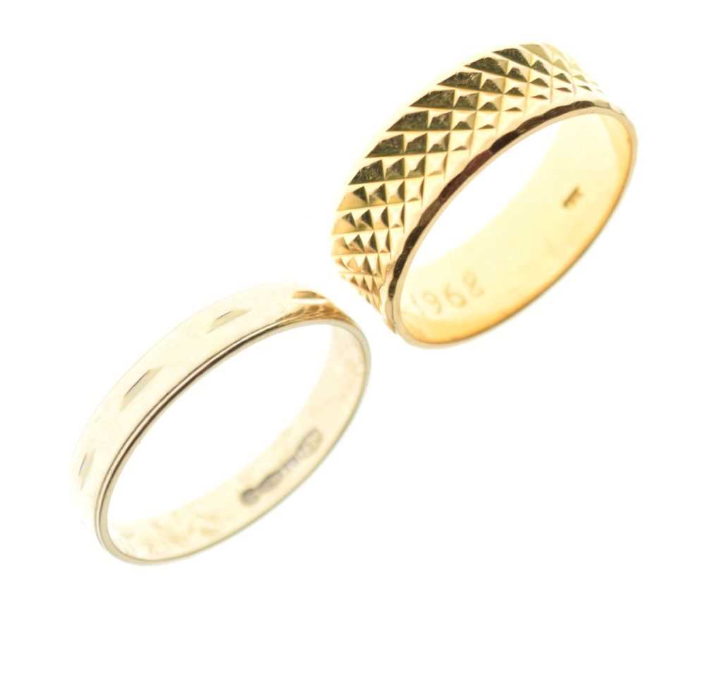 Lot 24 - Two patterned wedding bands