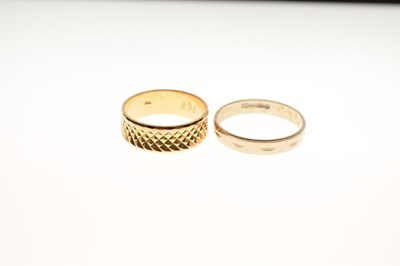 Lot 24 - Two patterned wedding bands