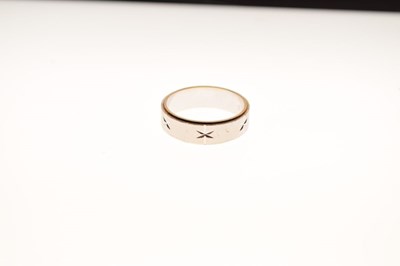 Lot 15 - '14k' patterned wedding ring