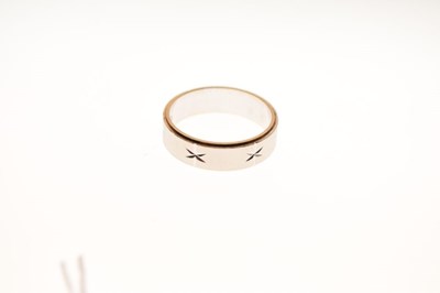 Lot 15 - '14k' patterned wedding ring