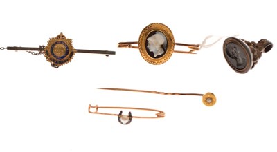 Lot 61 - Cameo bar brooch, together with stickpin, two brooches and seal