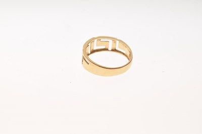 Lot 14 - Greek key ring, stamped '585'