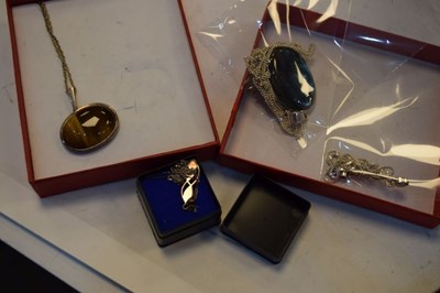 Lot 99 - Small quantity of costume jewellery
