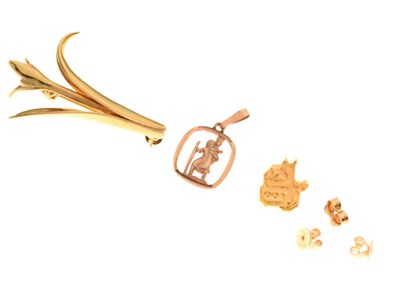 Lot 30 - 9ct gold St Christopher pendant, plus sundry gold jewellery