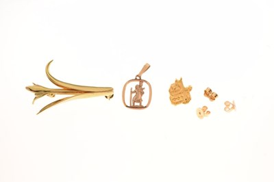 Lot 30 - 9ct gold St Christopher pendant, plus sundry gold jewellery