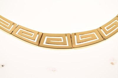 Lot 48 - Yellow metal Greek Key design collar. stamped '750'