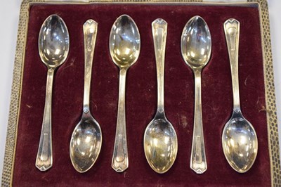 Lot 142 - Cased set of six George V coffee spoons and silver compact