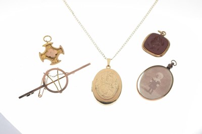 Lot 57 - Assorted jewellery to include 9ct gold medallion