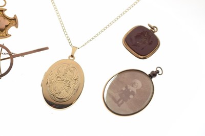 Lot 57 - Assorted jewellery to include 9ct gold medallion
