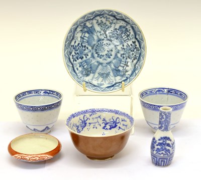 Lot 372 - Small collection of Chinese and Japanese porcelain to include café au lait bowl