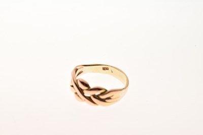 Lot 11 - Yellow metal (9ct) ring, plaited design