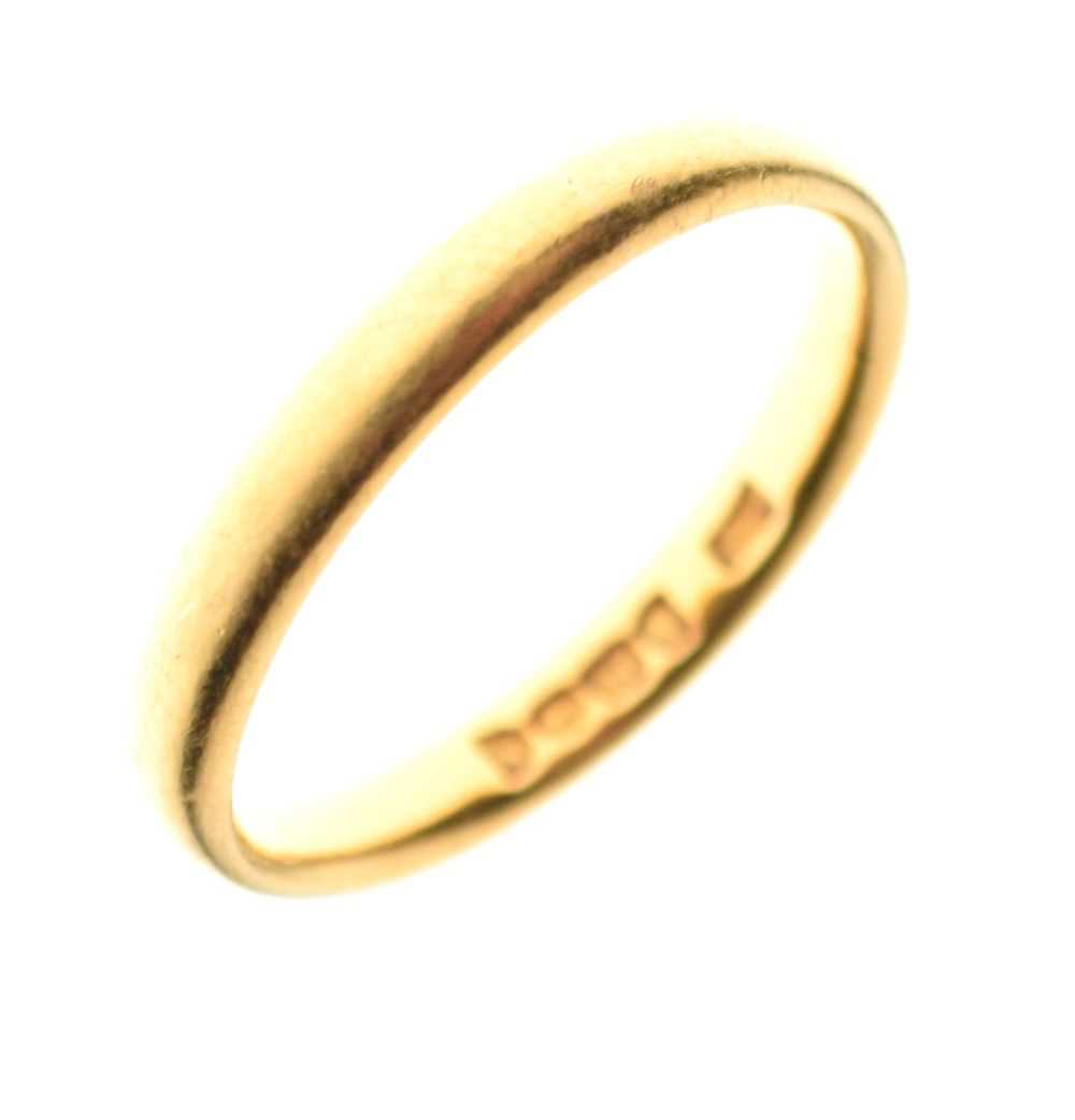 Lot 18 - 22ct gold wedding band