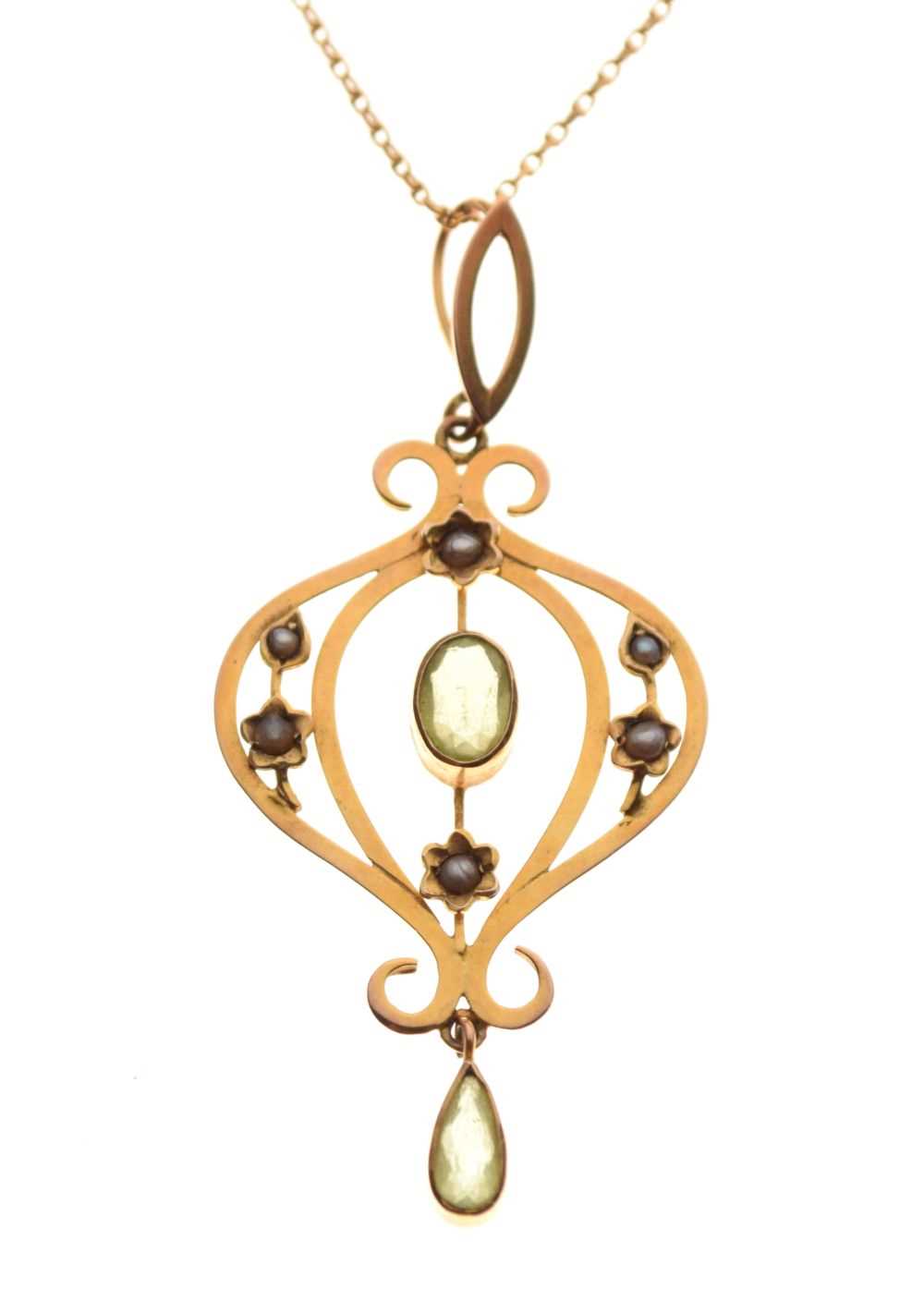 Lot 70 - Edwardian-style seed pearl and peridot set pendant, stamped '9ct'