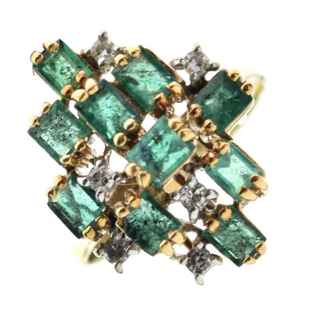 Lot 31 - Emerald and diamond cluster ring