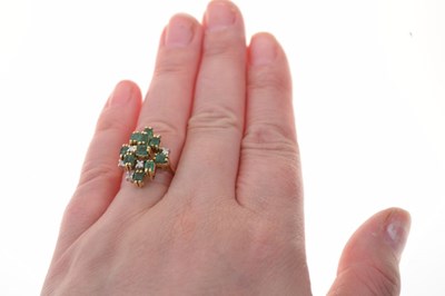 Lot 31 - Emerald and diamond cluster ring