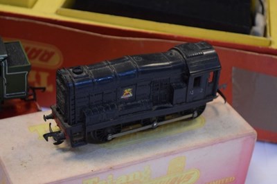 Lot 246 - Triang Railways - 00 gauge 'R1' Passenger Trainset, together with locomotives