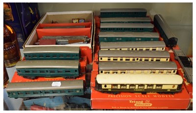Lot 284 - Triang Railways - Eleven boxed 00 gauge carriages, with 'R23' Operating Royal Mail Coach Set