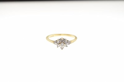 Lot 8 - 18ct gold and diamond cluster ring
