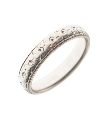 Lot 5 - Unmarked white metal floral engraved wedding band