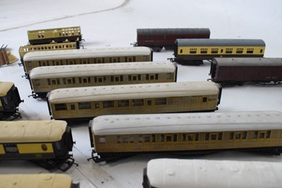 Lot 250 - Large quantity of 00 gauge railway trainset carriages