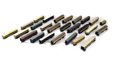 Lot 260 - Large quantity of 00 gauge railway trainset carriages to include