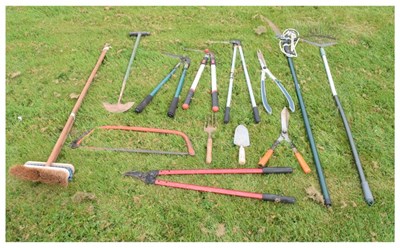 Lot 675 - Mixed quantity of garden tools