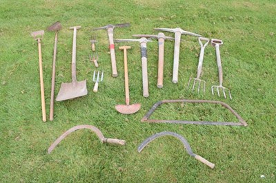 Lot 642 - Mixed quantity of garden tools