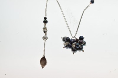 Lot 75 - Multi-coloured freshwater pearl pendant of Modernist design