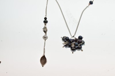 Lot 75 - Multi-coloured freshwater pearl pendant of Modernist design