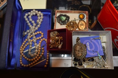 Lot 76 - Quantity of costume jewellery