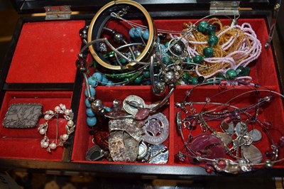 Lot 84 - Quantity of costume jewellery